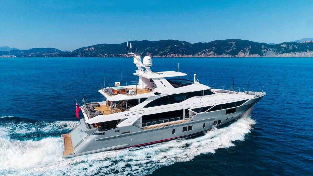 Benetti-Fast-125-MY-Lejos3