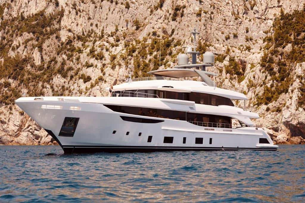 Benetti-Diamond-44M_Ext_Credits-JOBDV-1