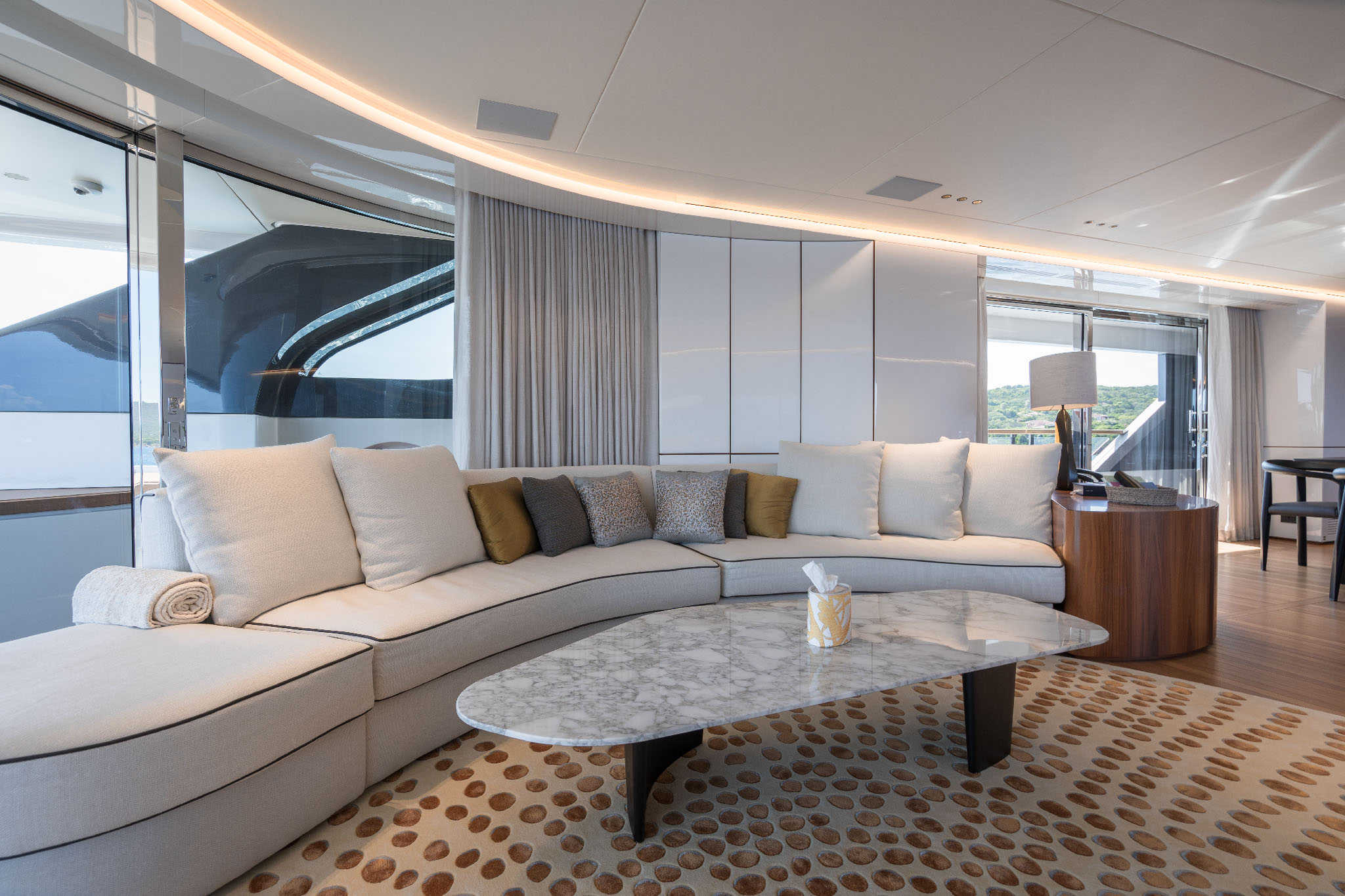 Benetti-Oasis-40M-MY-Oreos_Main-Deck_main-salon_2