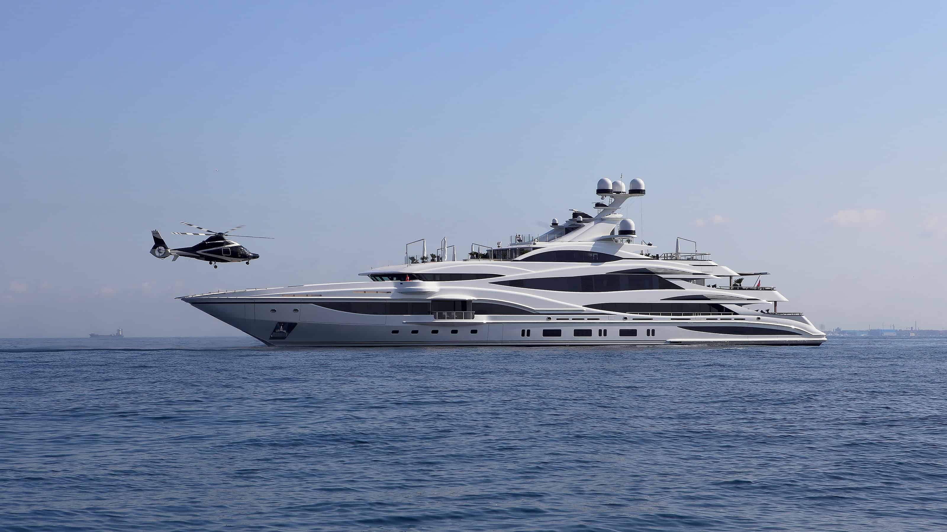 Benetti-Yachts-Custom-FB262-Lionheart-37M-Exteriors-00-Hero