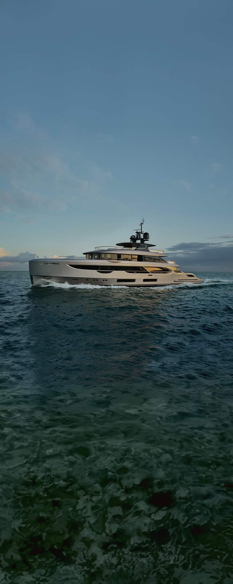 Benetti-Yachts-Oasis-Family-Intro-Hero-Mobile