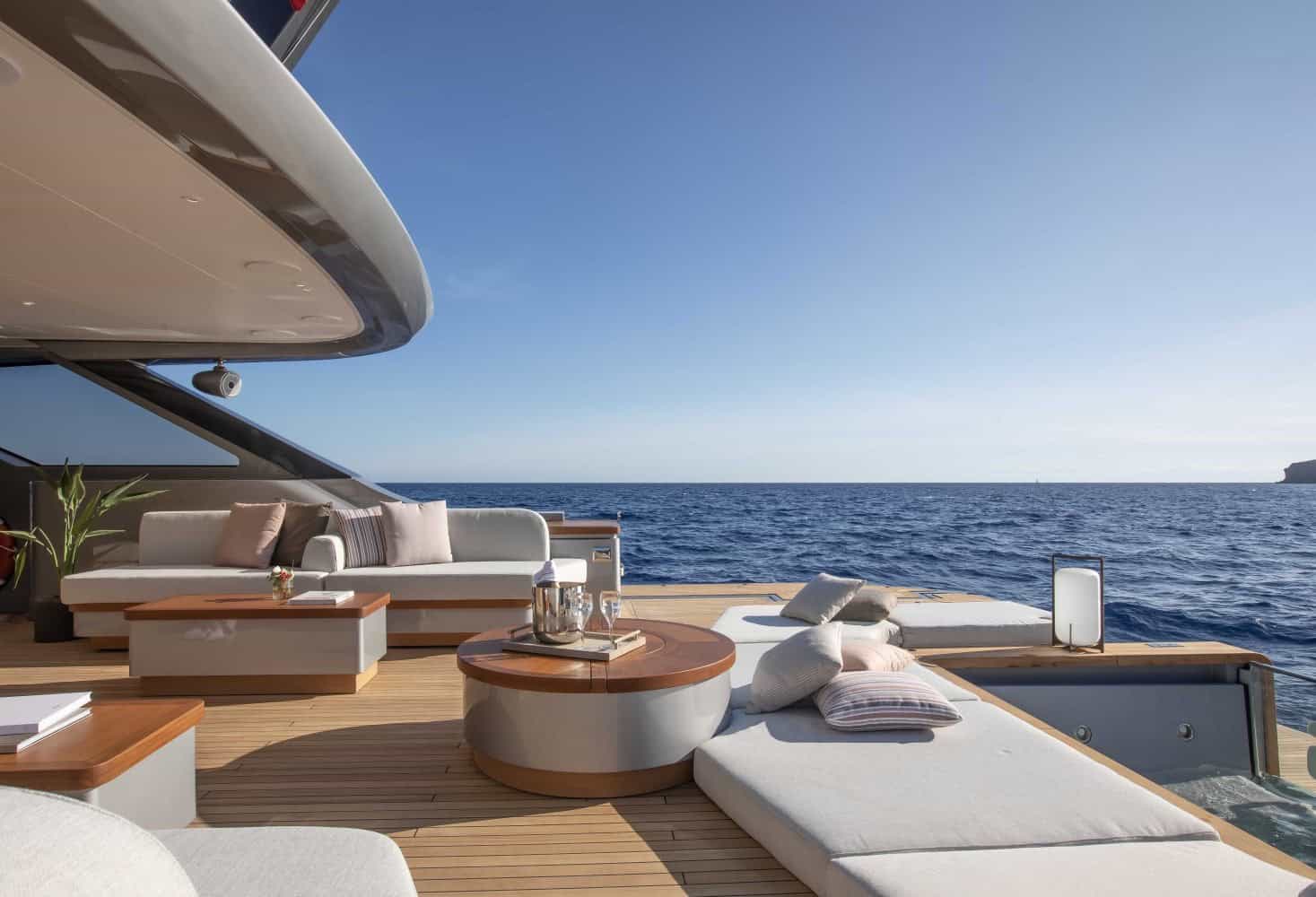 Benetti-Oasis-34M-Opus_Main-Deck-2-1467x1000