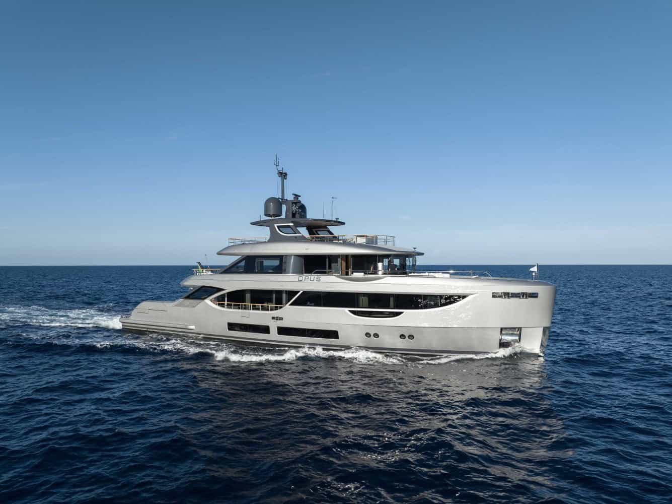 Benetti-Oasis-34M-Opus_exteriors-9-1335x1000