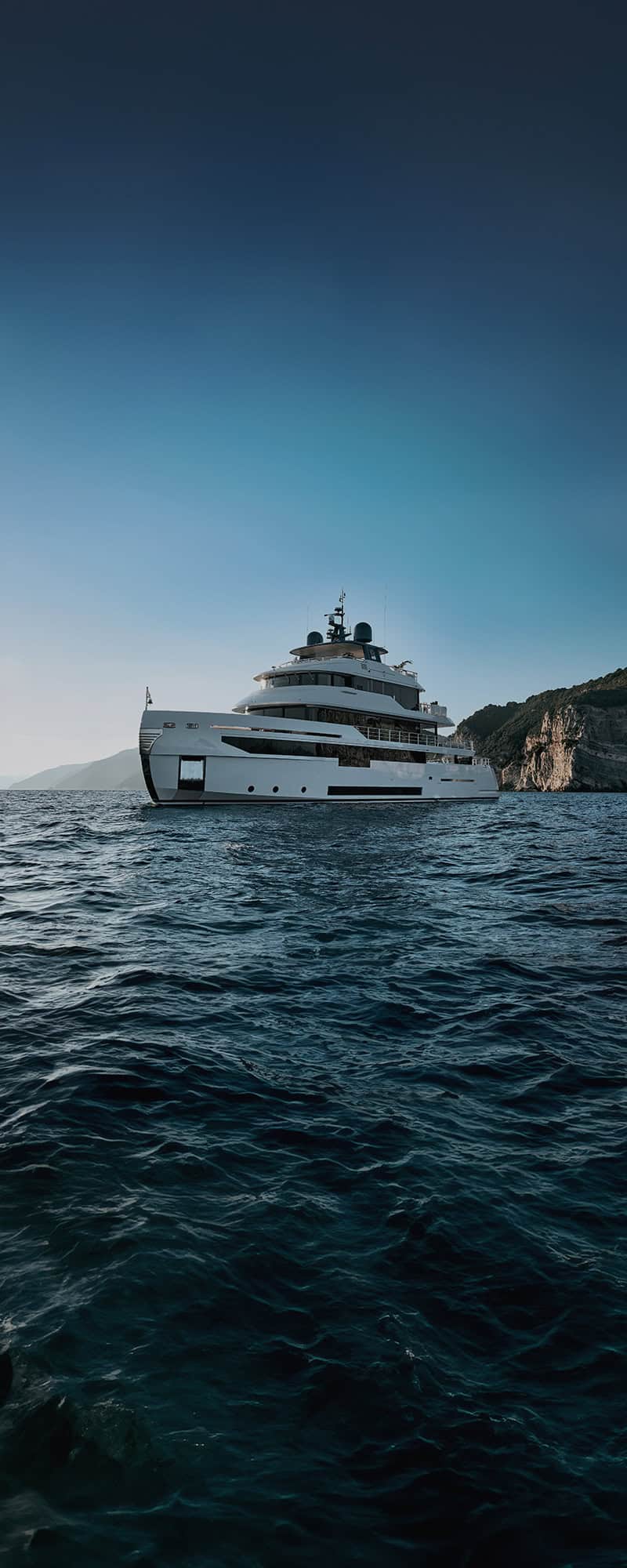 Benetti-Yachts-B.YOND-Family-Intro-Mobile