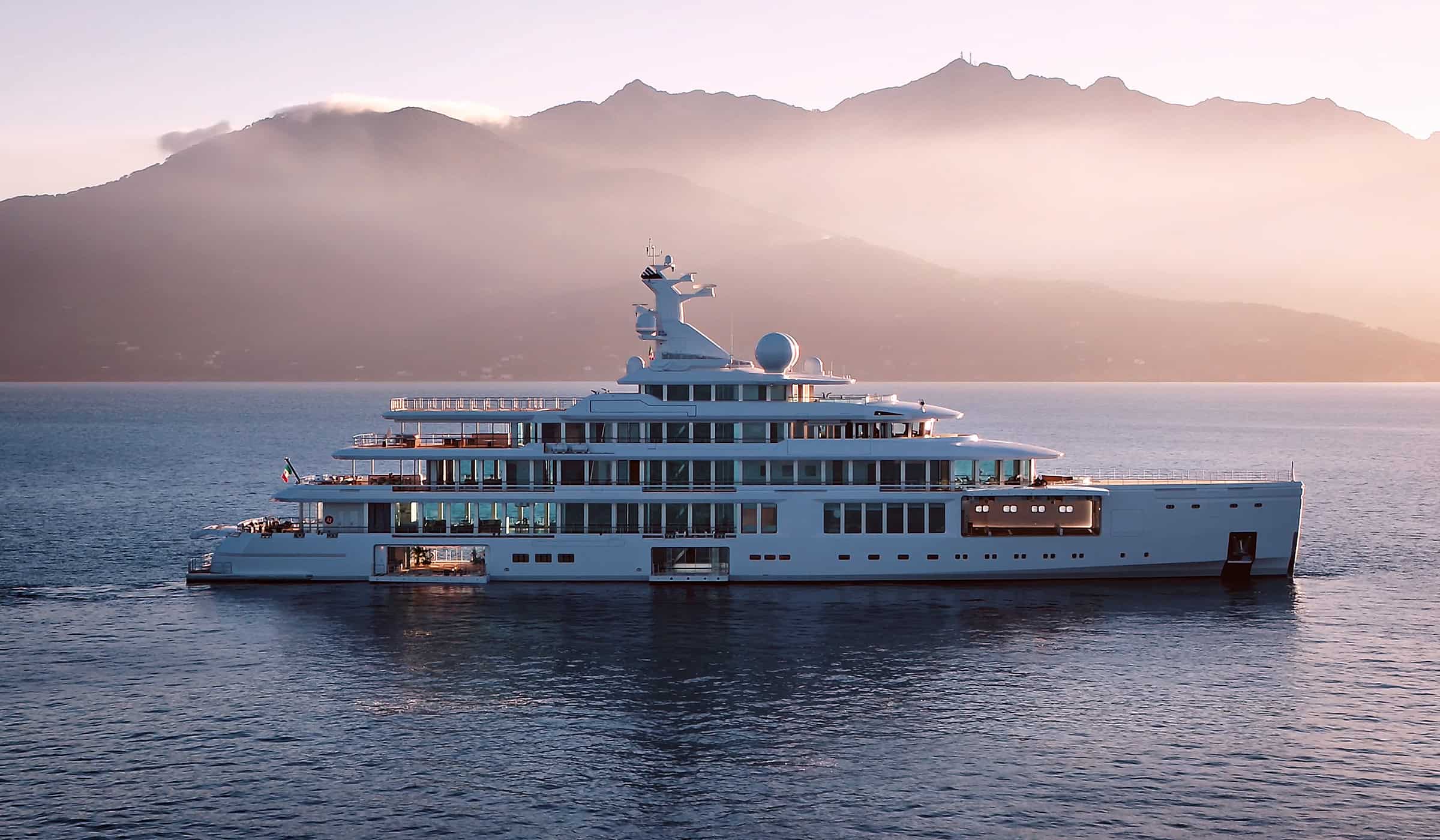 Benetti-Yachts-Custom-Carousel-01-Luminosity