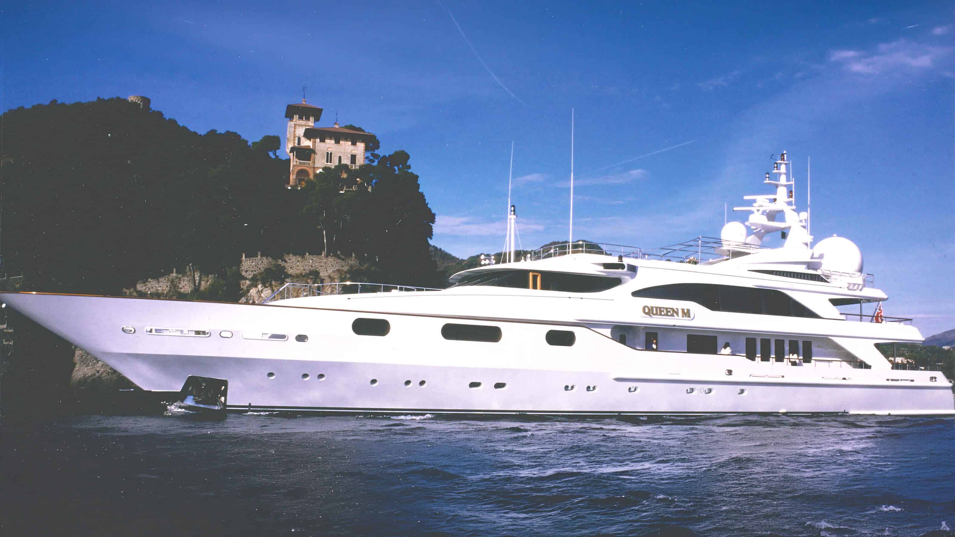 Benetti_Queen_M_fleet_01